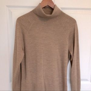 Banana Republic camel turtleneck L
